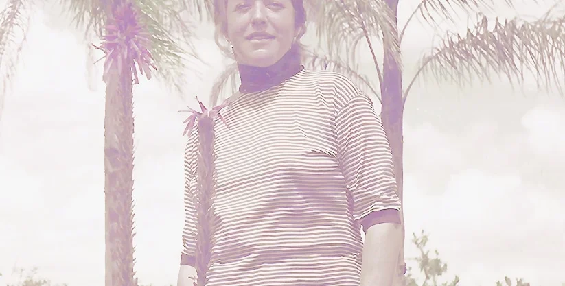 Imagem de fundo: há um céu branco, alguns troncos de palmeira e algumas folhas aparecendo em cima. Foto em tons de sépia.