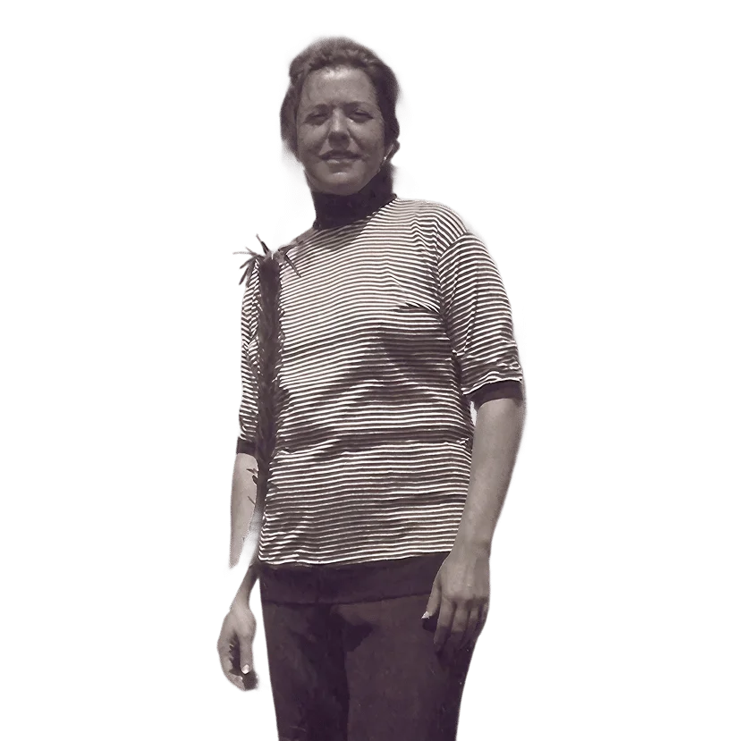 Hilda Hilst em pé olhando para a câmera. Foto em tons de sépia.